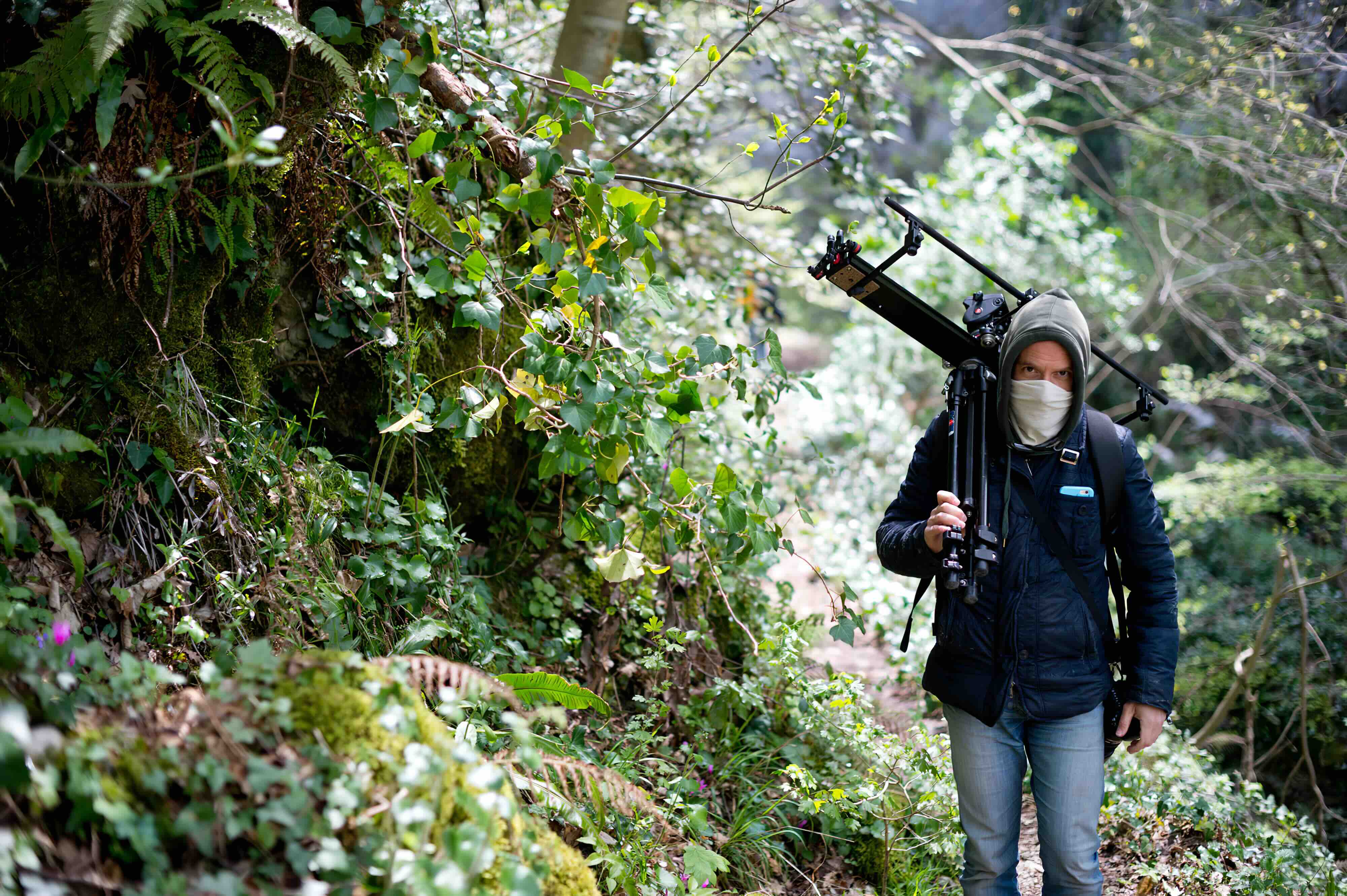 Davide Vasta al lavoro con lo slider nel bosco